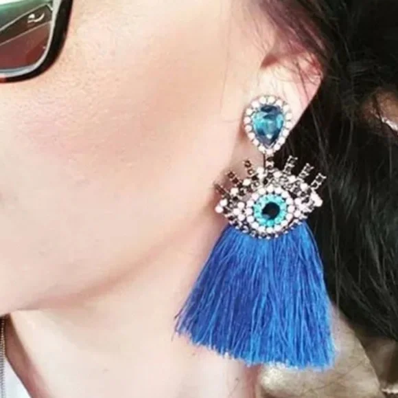 White eye fringe earrings - Picture 3 of 3